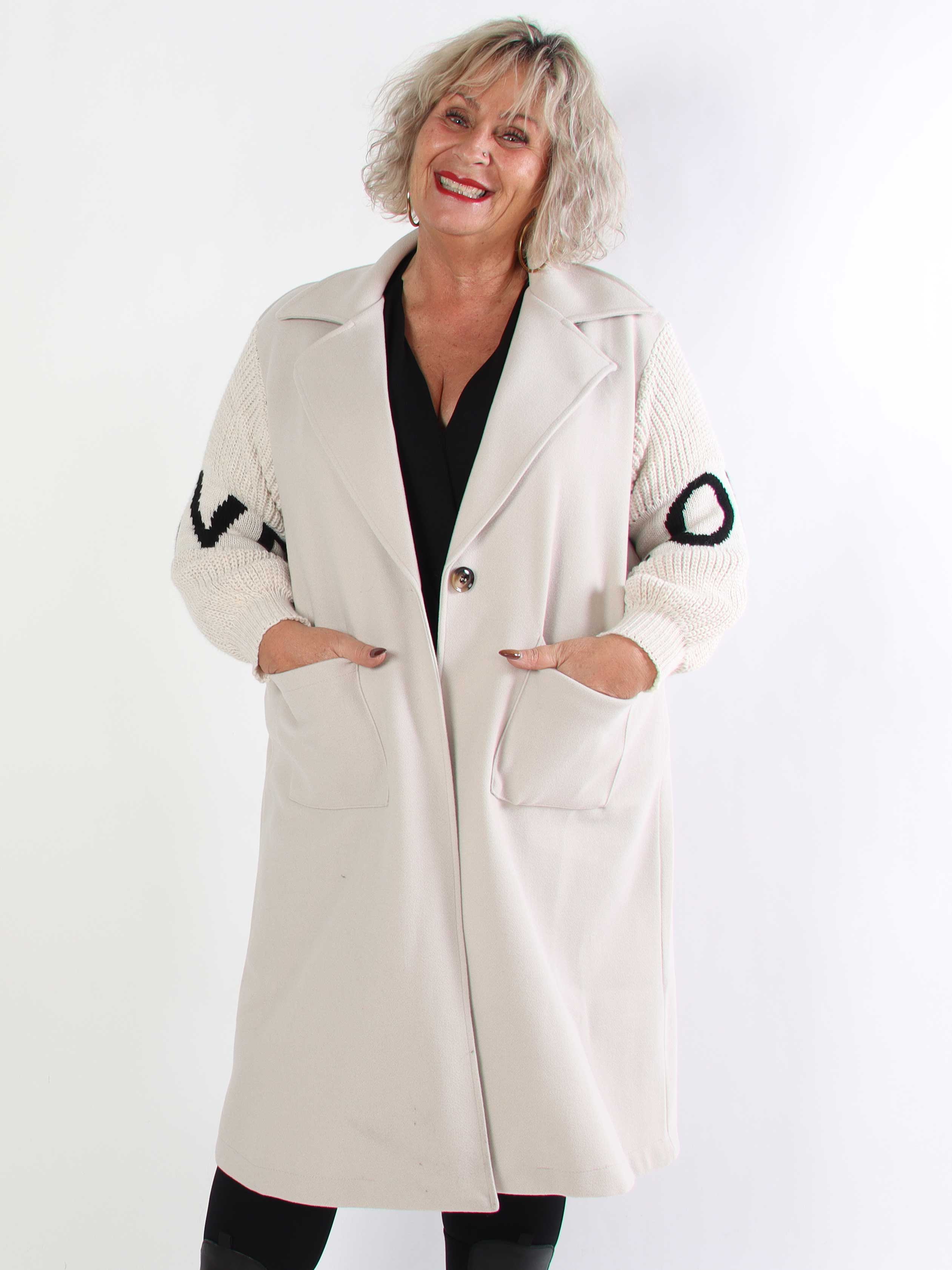 Debbie Midi - Fin plus size frakke med strikærmer